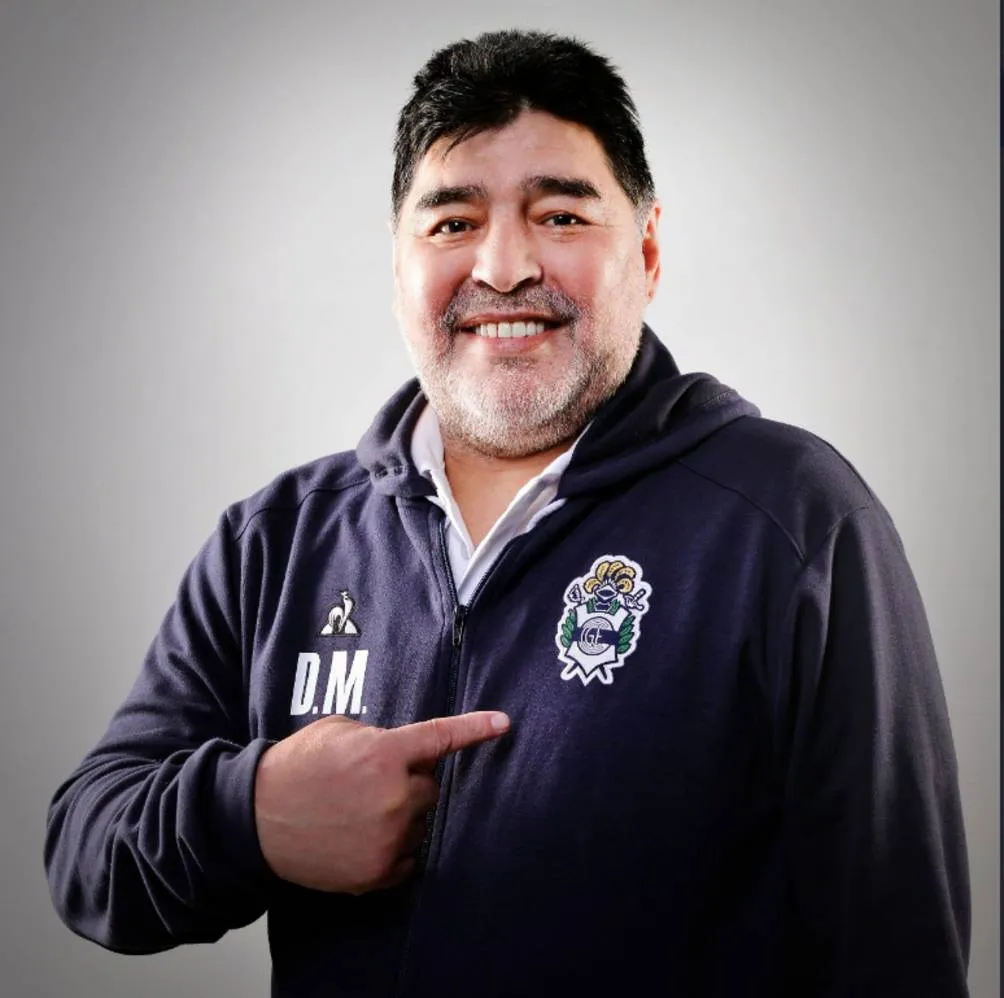 TWITTER@GIMNASIAOFICIAL Maradona, entrenador de Gimnasia y Esgrima de la Plata