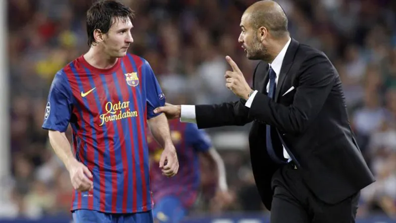 Pep da indicaciones a Messi durante su paso en Barcelona