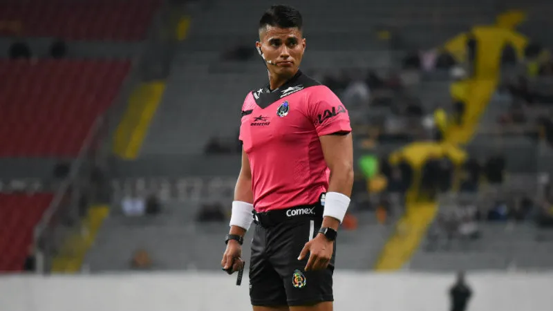 Guillermo Pacheco en partido de la Liga MX