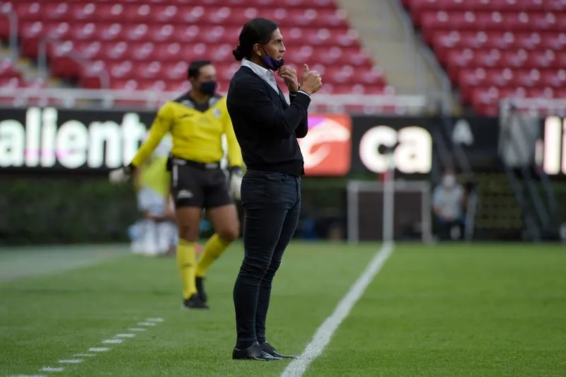 El técnico del Mazatlán FC durante un partido
