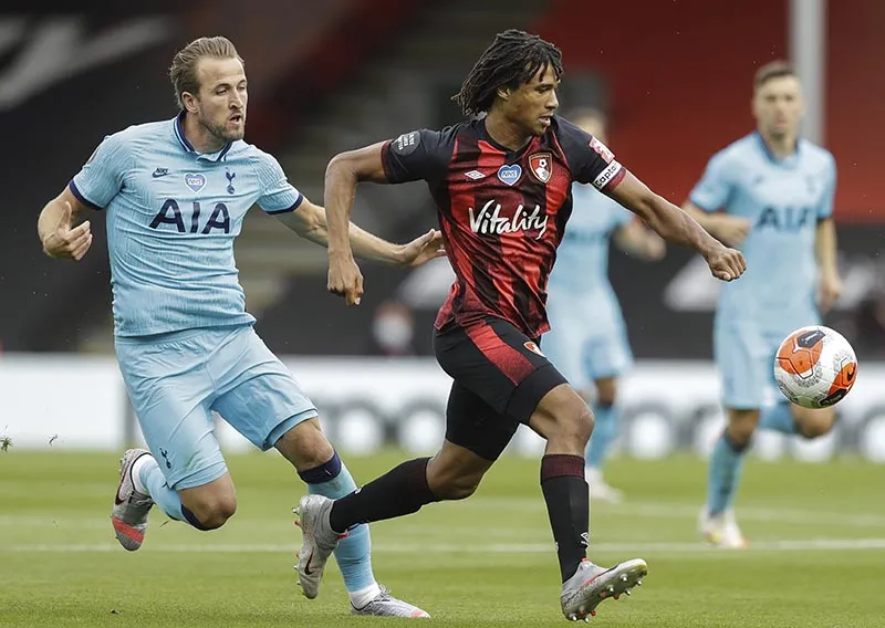 EFE Harry Kane pelea un balón con Nathan Ake en Premier