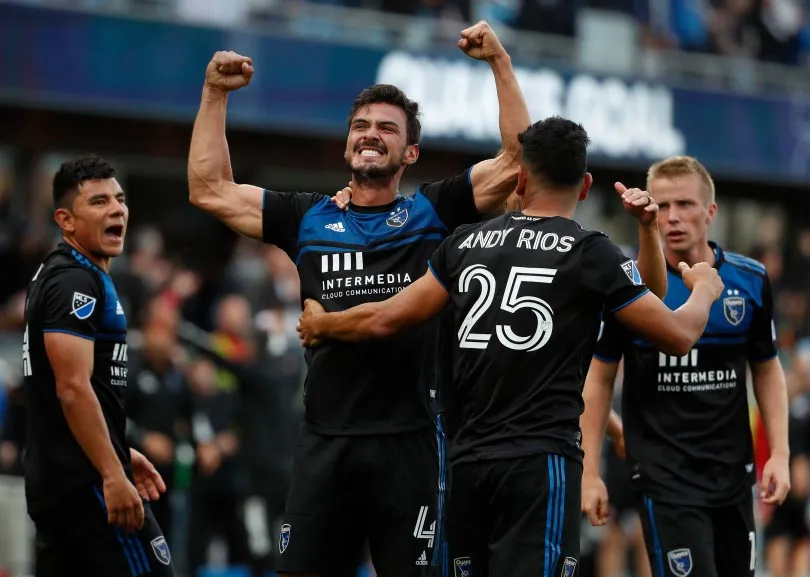 ESPECIAL Alanís festeja un gol con sus compañeros