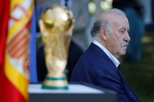 EFE Vicente del Bosque posa junto con la copa del mundo