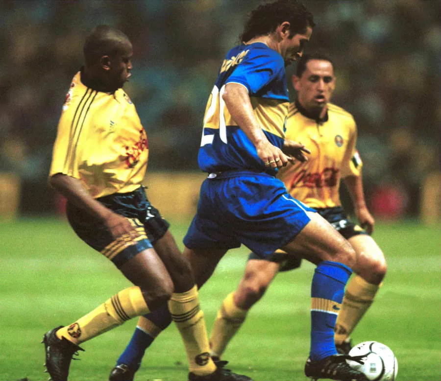 Andrés Silva y Germán Villa pelean el balón a Antonio Barijho