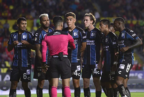 Integrantes del equipo queretano le reclaman al árbitro
