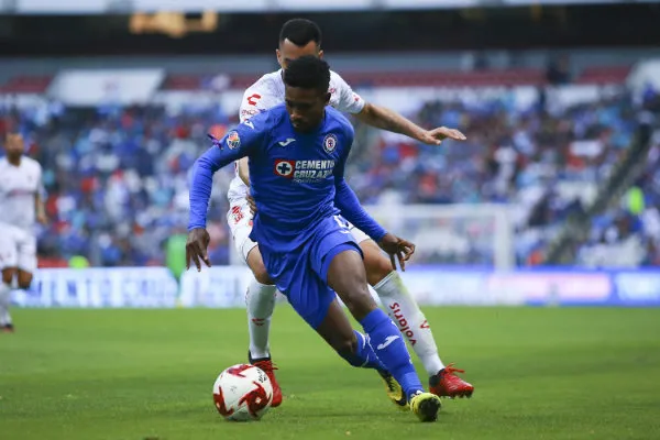 Jonathan Borja en acción con Cruz Azul
