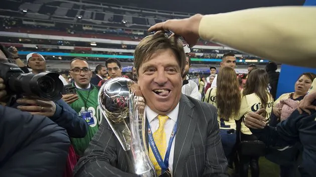 MEXSPORT Piojo Herrera celebra un título de Liga