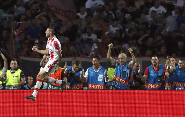 Jugador de Estrella Roja celebrando