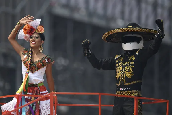 Mario Achi (derecha) es la mascota del evento