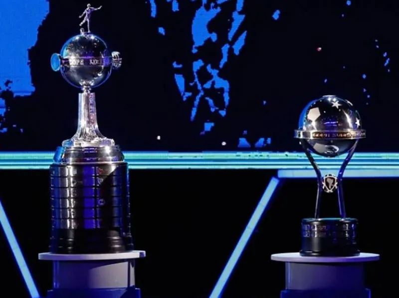 EFE Trofeos de la Copa Libertadores y la Copa Sudamericana