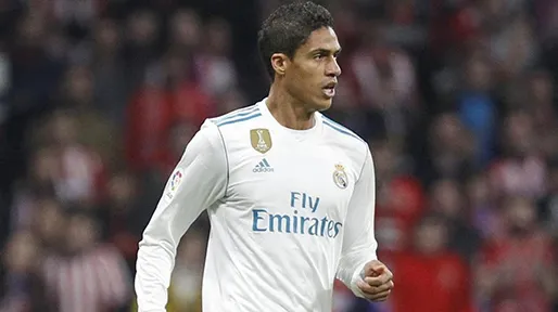 Raphael Varane durante un duelo con el Real Madrid