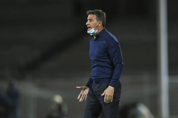 IMAGO7 Míchel dirigiendo a Pumas vs América