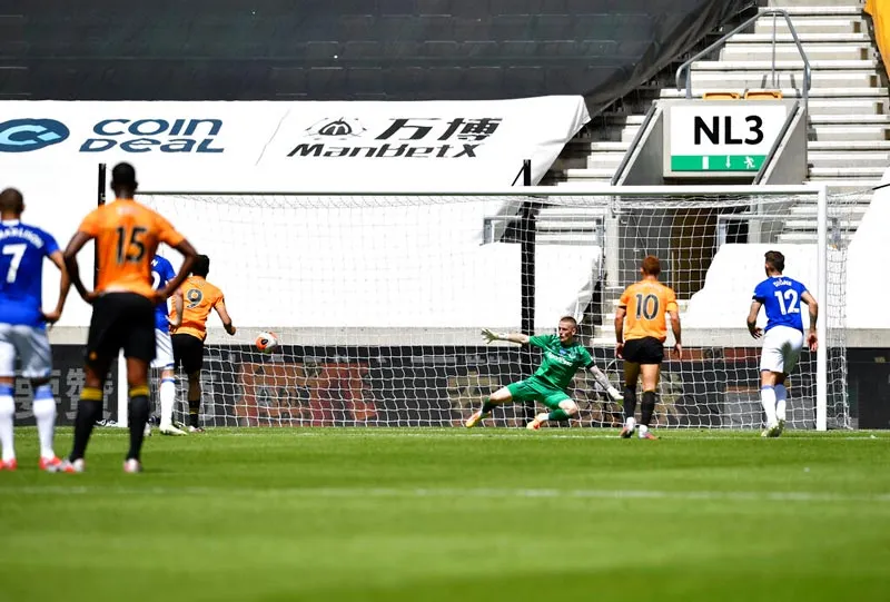 AP El mexicano cobrando el penalti