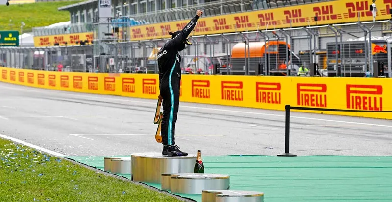 El piloto inglés celebra su victoria alzando el puño