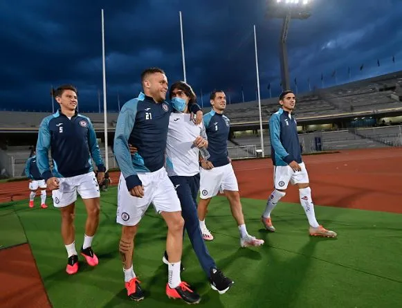 Shaggy Martínez es 'apapachado' por sus compañeros