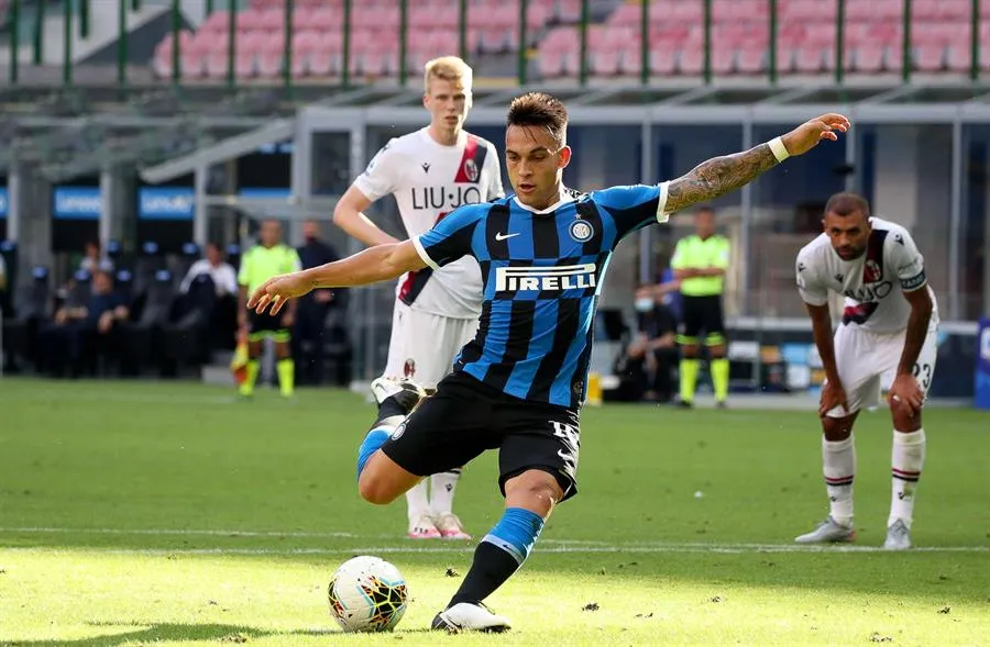 El argentino cobrando un penalti para el Inter
