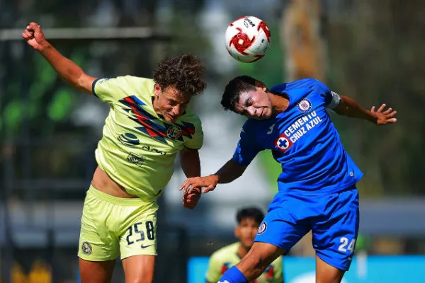 IMAGO7 Jugadores de Cruz Azul y América Sub 20 disputan un balón