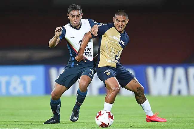 Mendoza pelea el esférico en el juego de Copa por México vs América