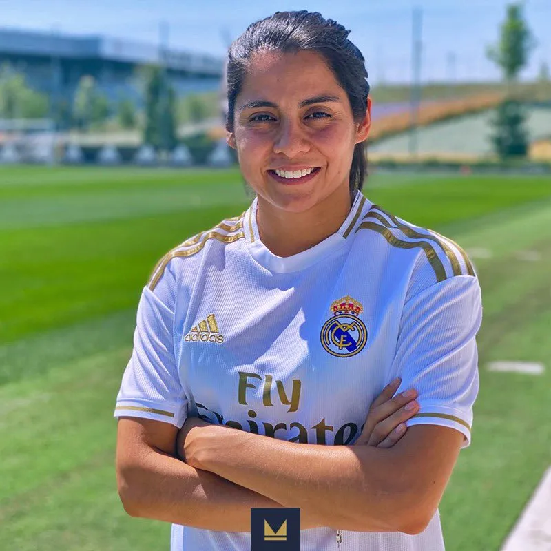 TWITTER @MKTJERSEY Kenti Robles con la playera del Real Madrid