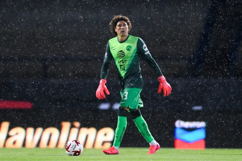 Guillermo Ochoa durante un partido con América