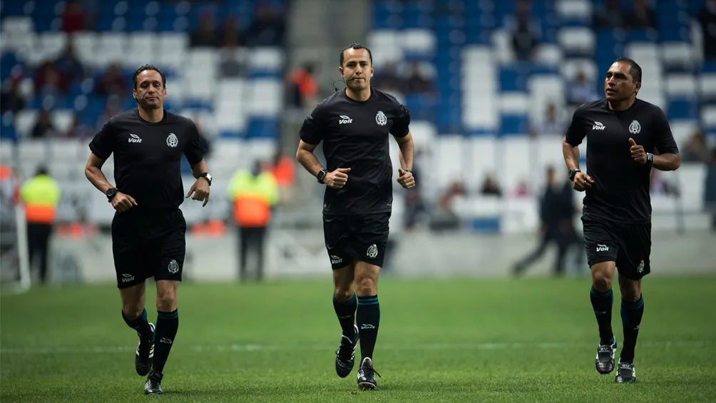 Terna arbitral previo a un juego