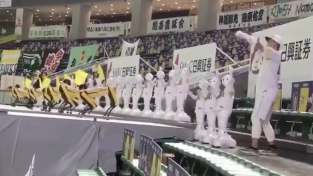 ESPECIAL Equipo japonés de beisbol colocó robots bailadores en las gradas