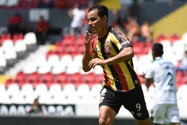 Omar Bravo celebra un gol con Leones Negros