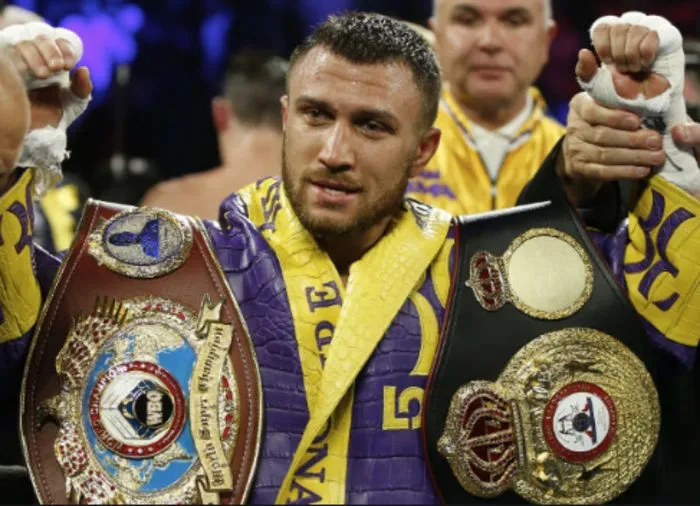 Lomachenko con sus cinturones de campeón