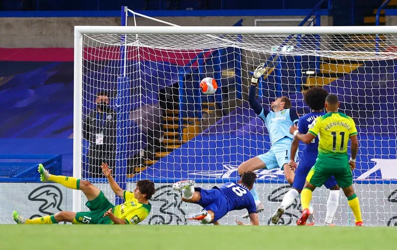 Olivier Giroud remata de cabeza para vencer al portero