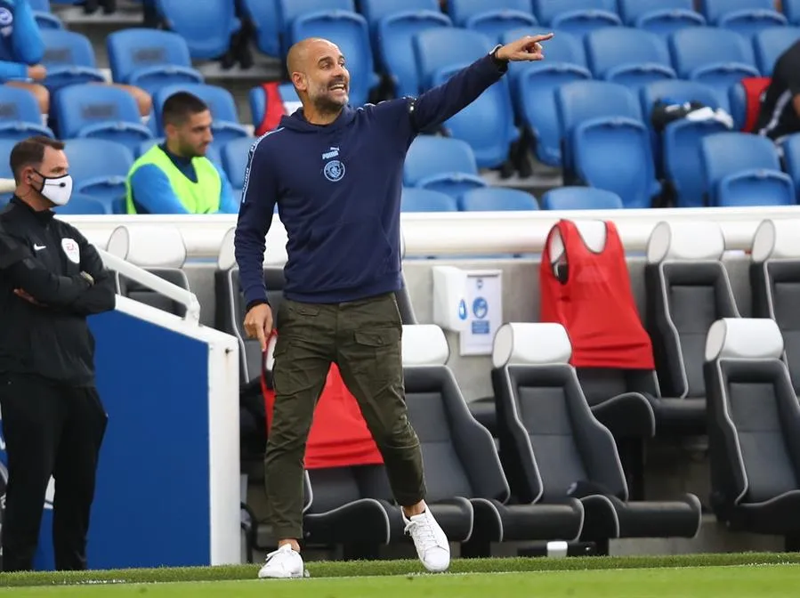 El técnico español da indicaciones en un partido