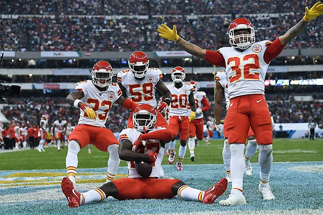 Jugadores de los Kansas City Chiefs celebran un TD en el Azteca