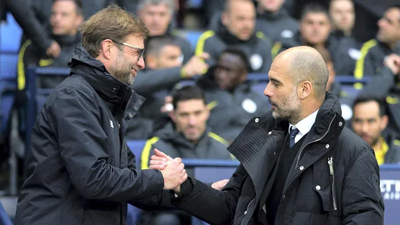 AP Klopp y Pep Guardiola se saludan previo a un duelo