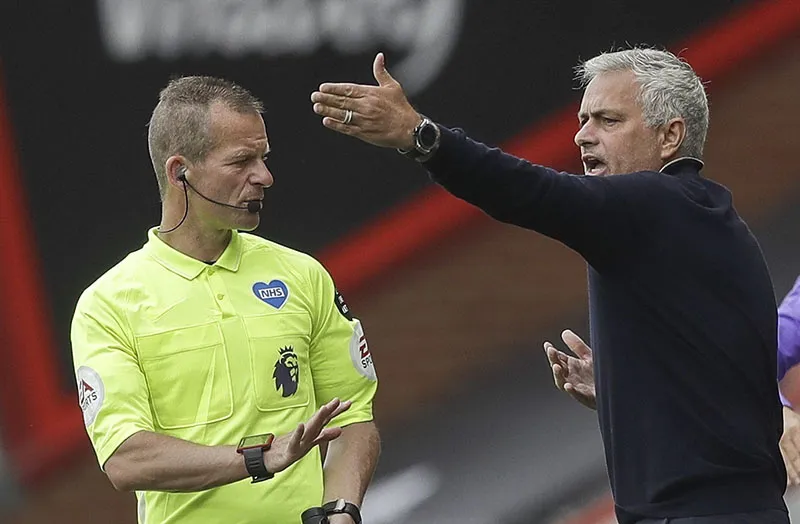EFE Mourinho reclama una decisión arbitral en Premier League