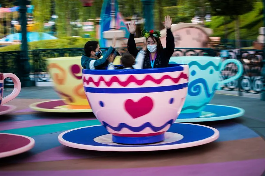 Visitantes disfrutan de una atracción de Disney