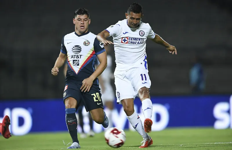 Richard Spánchez pelea el balón con Elías Hernández