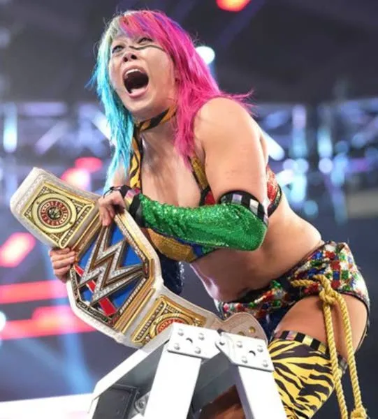 Asuka levanta el cinturón de campeón