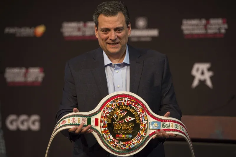 Sulaimán presentando el cinturón de la batalla entre Canelo y GGG