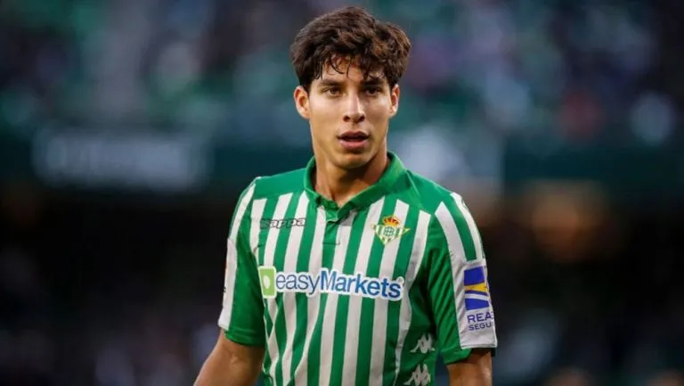 FACEBOOK REAL BETIS BALOMPIÉ Diego Lainez observa las acciones