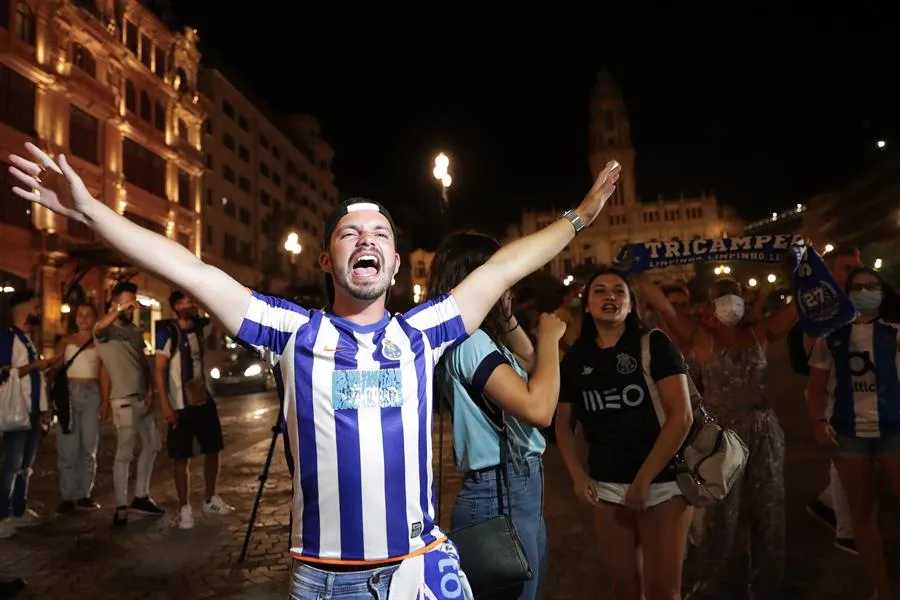 Seguidor de los Dragones festeja el Título
