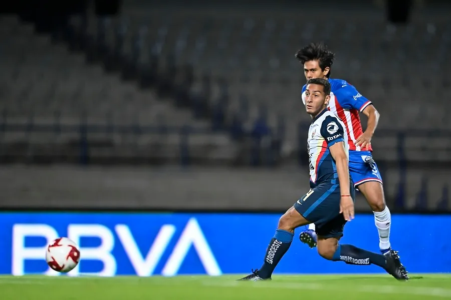 Momento en el que Macías dispara a portería