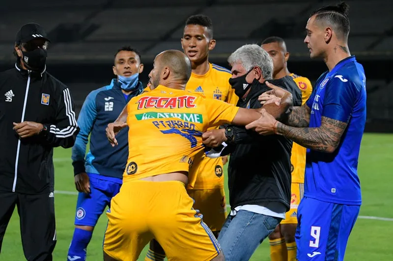 IMAGO7 Tuca Ferretti detiene a Guido Pizarro durante la bronca