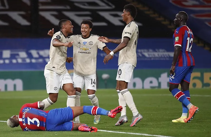 Martial celebra su anotación con Rashford