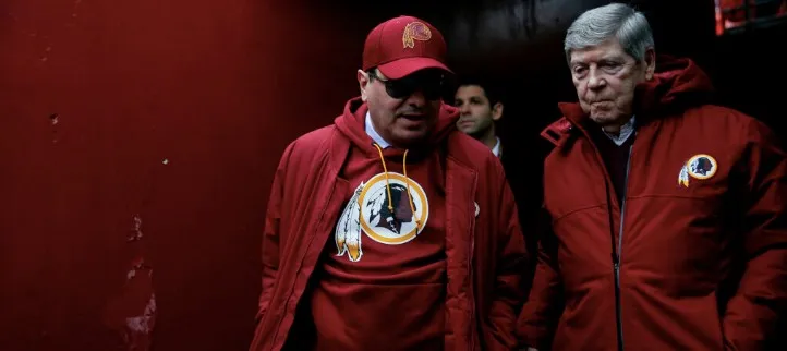 Dan Snyder entrando a la cancha por el túnel de Washington