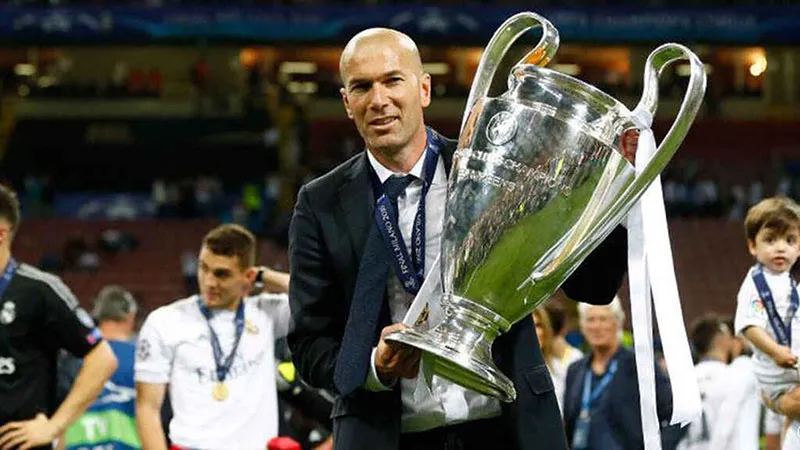 Zinedine Zidane posa con el trofeo de la Champions League