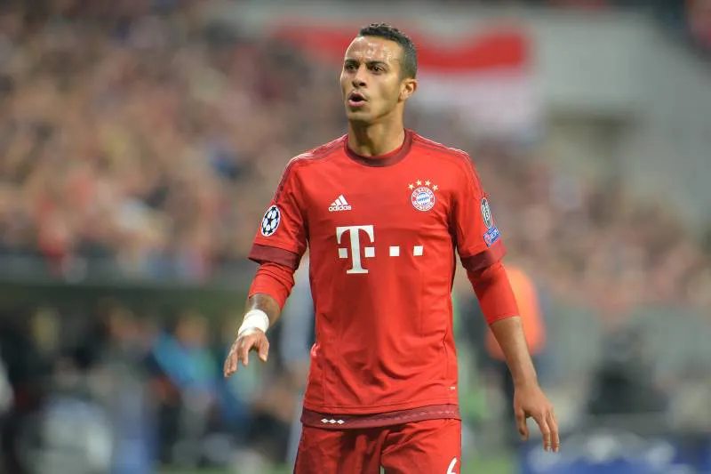AP Thiago Alcántara durante un duelo con el Bayern Munich