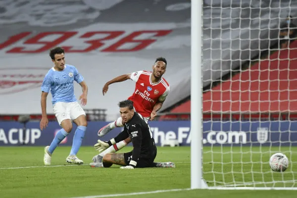 Aubameyang definiendo ante Ederson