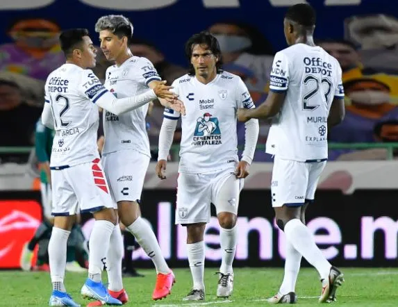 Jugadores de los Tuzos festejan una diana en la Copa León