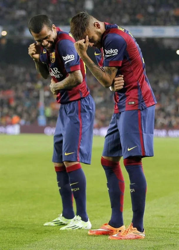EFE Dani Alves celebra un gol con Neymar en el Barcelona