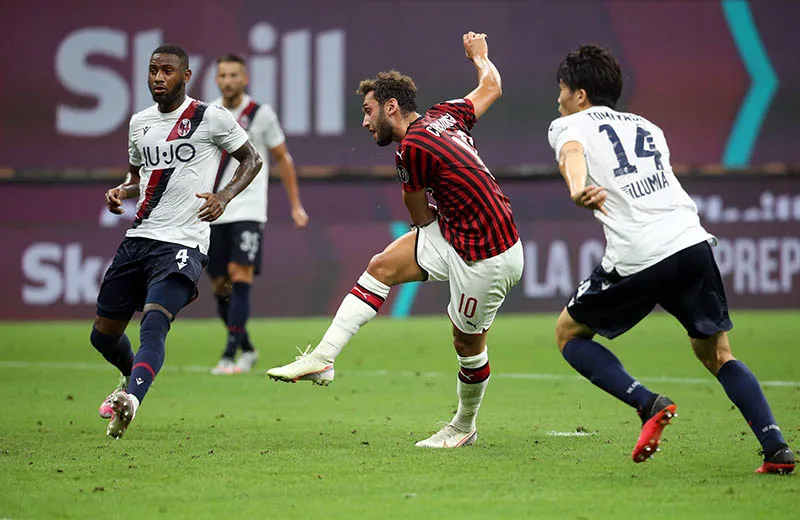 Hakan Calhanoglu durante el duelo ante el Bolonia
