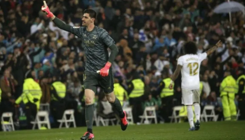 AP Courtois celebrando un triunfo con el Real Madrid
